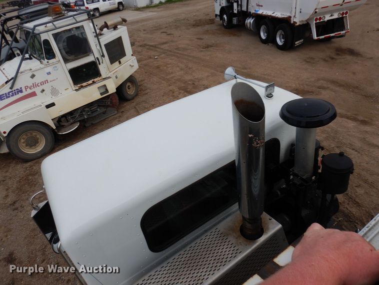 image for item AF9733 2009 Peterbilt PB320  refuse truck