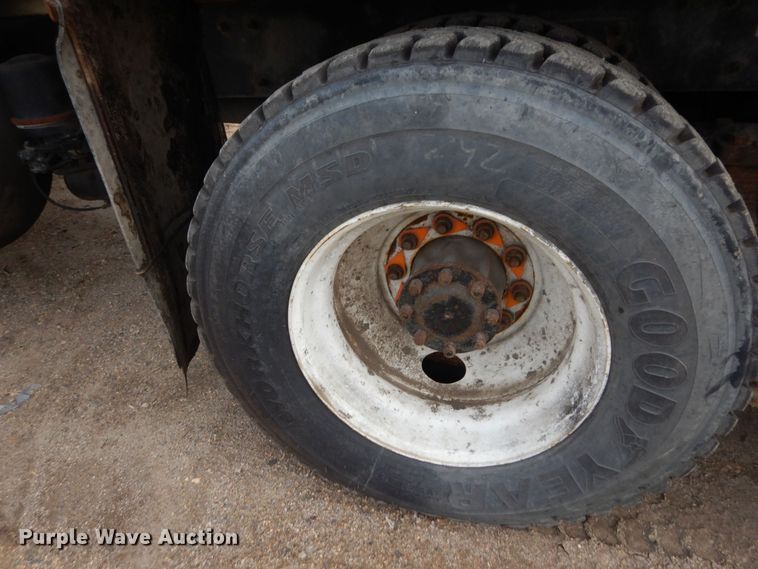 image for item AF9733 2009 Peterbilt PB320  refuse truck