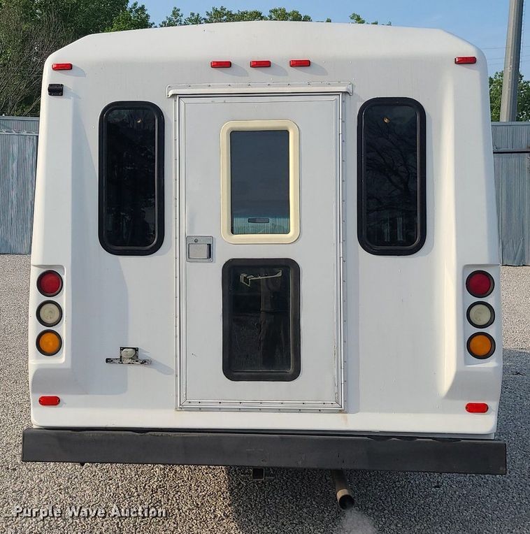 image for item DC6060 1998 Ford Econoline E450 Super Duty  shuttle bus