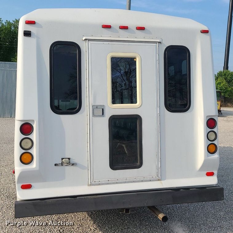 image for item DC6060 1998 Ford Econoline E450 Super Duty  shuttle bus