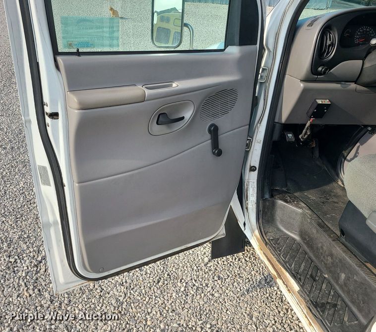 image for item DC6060 1998 Ford Econoline E450 Super Duty  shuttle bus