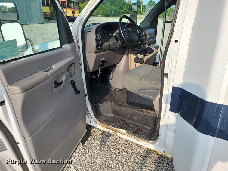 image for item DC6060 1998 Ford Econoline E450 Super Duty  shuttle bus