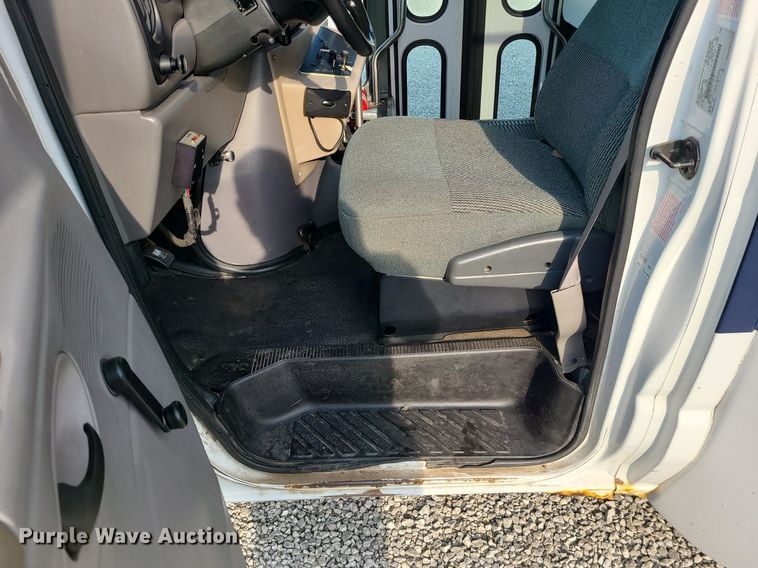 image for item DC6060 1998 Ford Econoline E450 Super Duty  shuttle bus