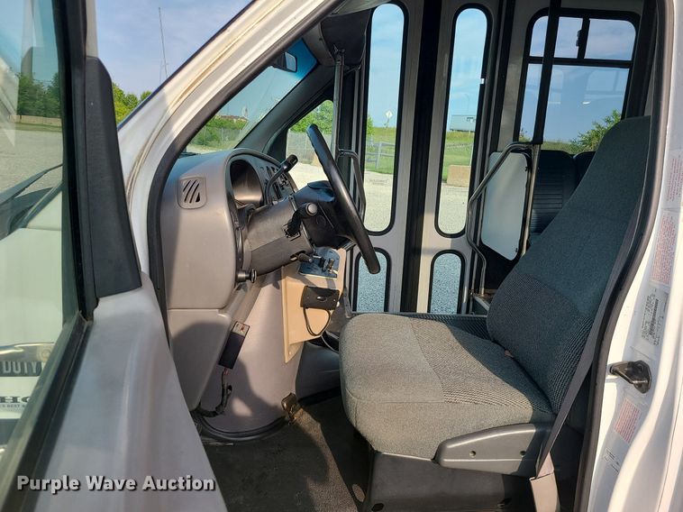 image for item DC6060 1998 Ford Econoline E450 Super Duty  shuttle bus