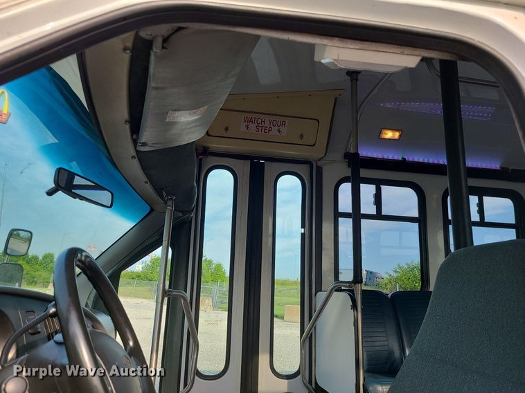 image for item DC6060 1998 Ford Econoline E450 Super Duty  shuttle bus