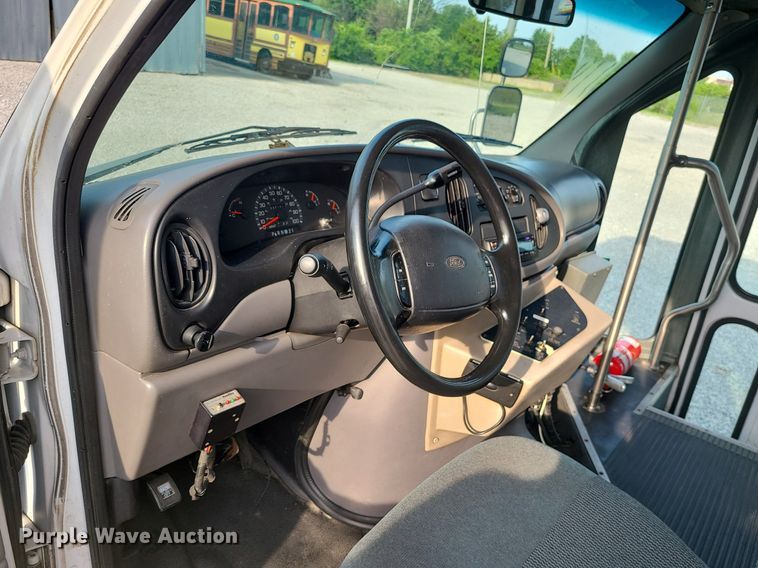 image for item DC6060 1998 Ford Econoline E450 Super Duty  shuttle bus