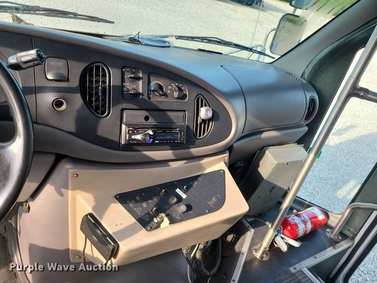 image for item DC6060 1998 Ford Econoline E450 Super Duty  shuttle bus
