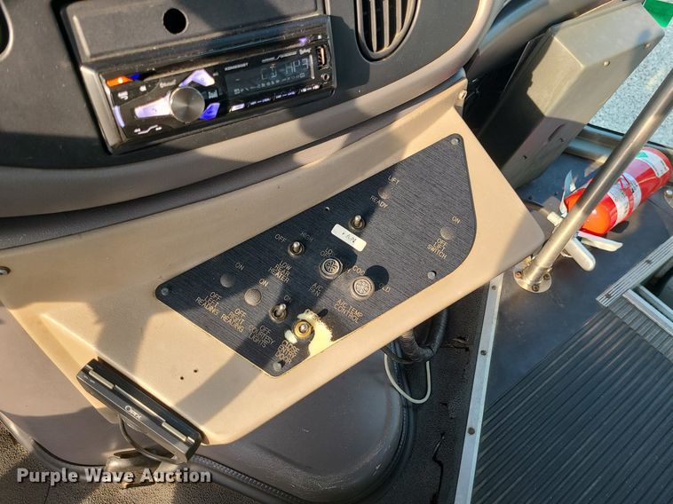 image for item DC6060 1998 Ford Econoline E450 Super Duty  shuttle bus