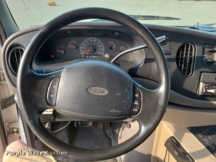 image for item DC6060 1998 Ford Econoline E450 Super Duty  shuttle bus