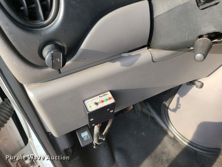 image for item DC6060 1998 Ford Econoline E450 Super Duty  shuttle bus