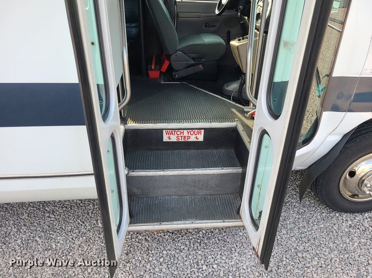 image for item DC6060 1998 Ford Econoline E450 Super Duty  shuttle bus