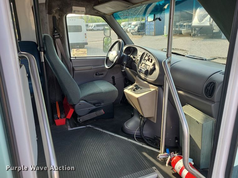 image for item DC6060 1998 Ford Econoline E450 Super Duty  shuttle bus