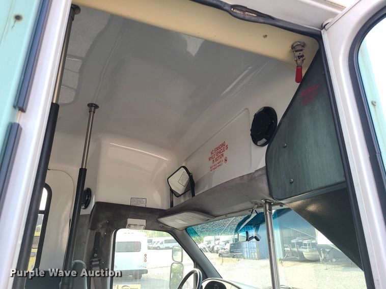image for item DC6060 1998 Ford Econoline E450 Super Duty  shuttle bus