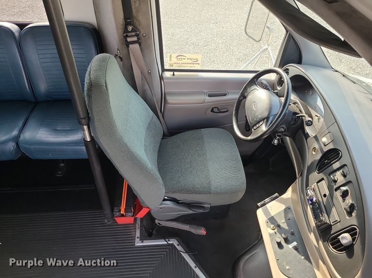 image for item DC6060 1998 Ford Econoline E450 Super Duty  shuttle bus