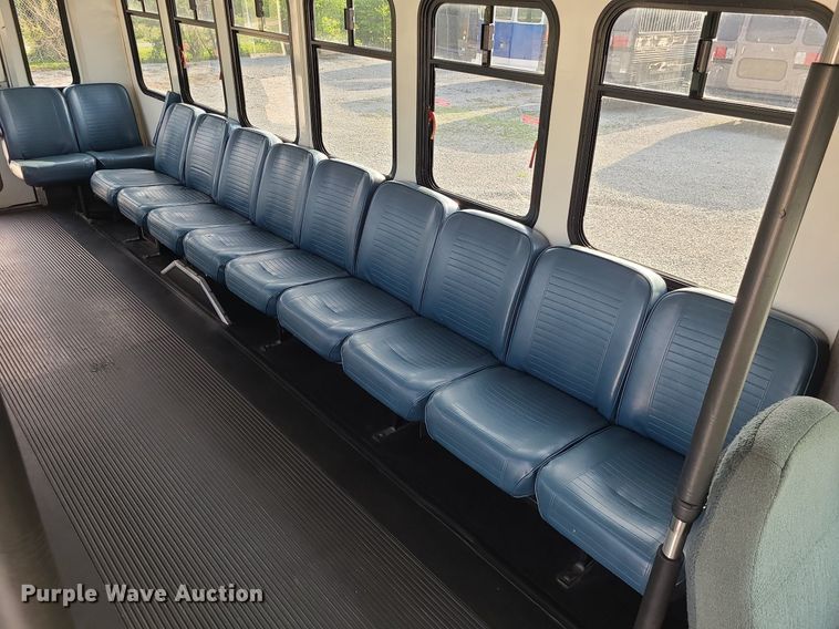 image for item DC6060 1998 Ford Econoline E450 Super Duty  shuttle bus