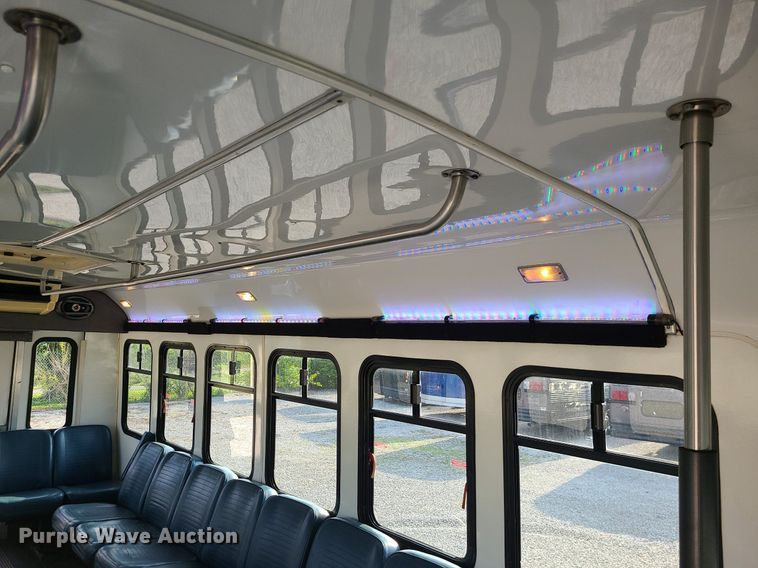 image for item DC6060 1998 Ford Econoline E450 Super Duty  shuttle bus