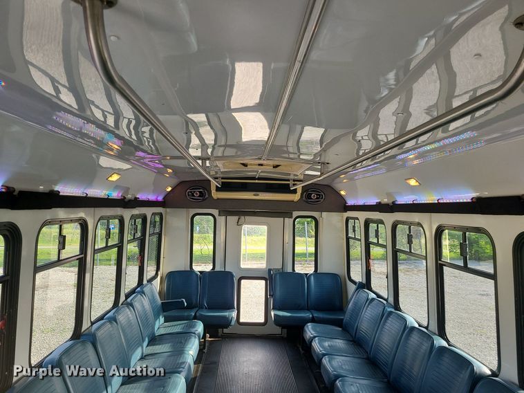 image for item DC6060 1998 Ford Econoline E450 Super Duty  shuttle bus