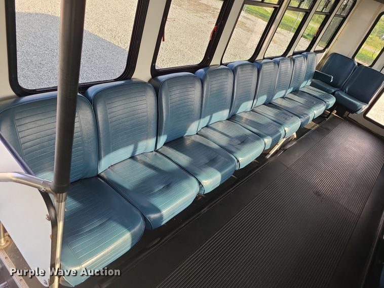 image for item DC6060 1998 Ford Econoline E450 Super Duty  shuttle bus