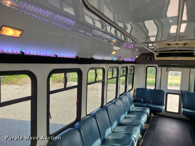 image for item DC6060 1998 Ford Econoline E450 Super Duty  shuttle bus