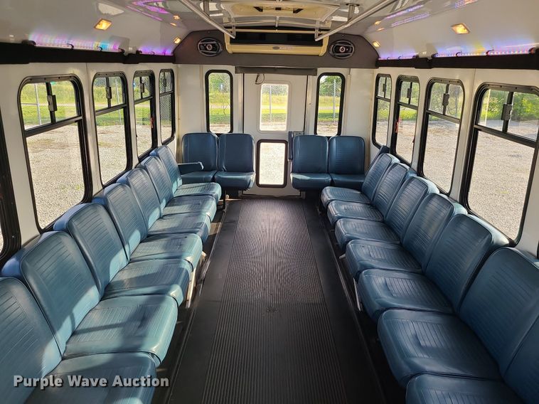 image for item DC6060 1998 Ford Econoline E450 Super Duty  shuttle bus