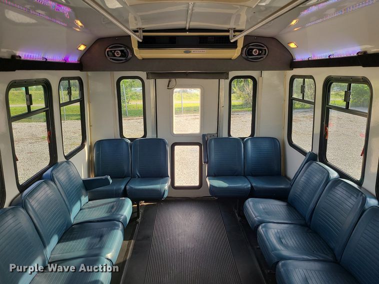 image for item DC6060 1998 Ford Econoline E450 Super Duty  shuttle bus