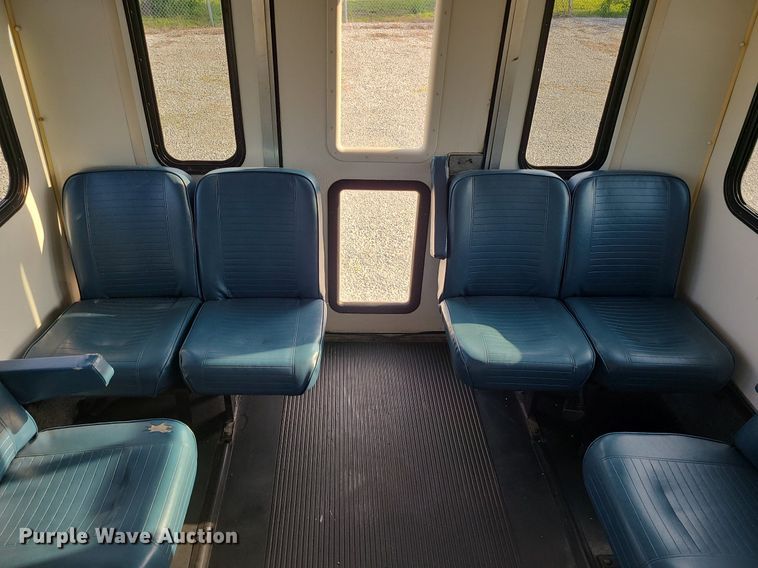 image for item DC6060 1998 Ford Econoline E450 Super Duty  shuttle bus