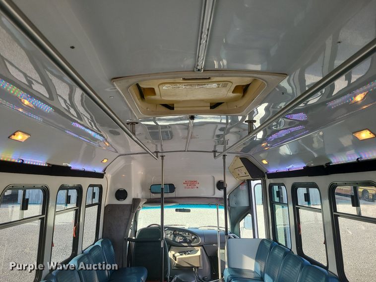 image for item DC6060 1998 Ford Econoline E450 Super Duty  shuttle bus