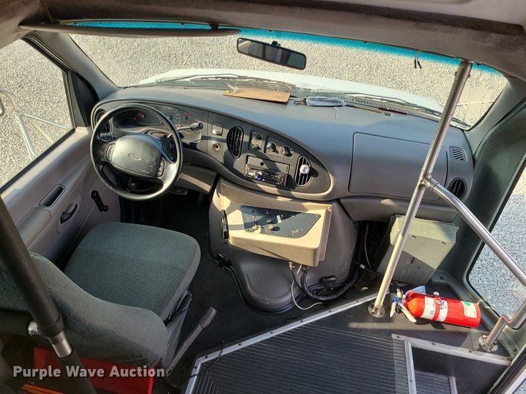 image for item DC6060 1998 Ford Econoline E450 Super Duty  shuttle bus