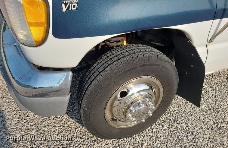 image for item DC6060 1998 Ford Econoline E450 Super Duty  shuttle bus