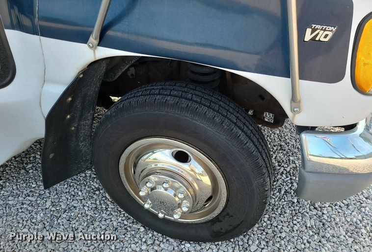 image for item DC6060 1998 Ford Econoline E450 Super Duty  shuttle bus