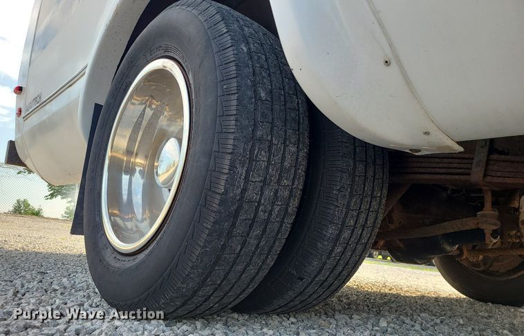 image for item DC6060 1998 Ford Econoline E450 Super Duty  shuttle bus