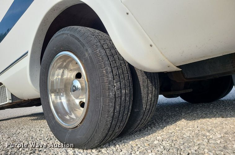 image for item DC6060 1998 Ford Econoline E450 Super Duty  shuttle bus