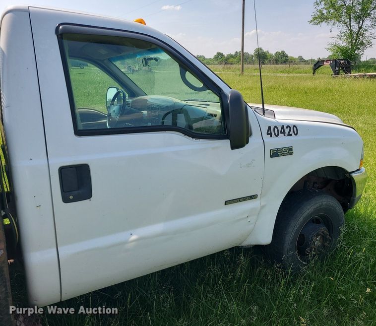 image for item DC6064 2002 Ford F350 Super Duty XL  flatbed pickup truck