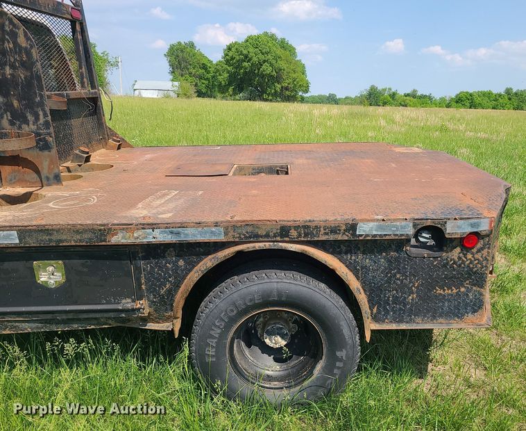 image for item DC6064 2002 Ford F350 Super Duty XL  flatbed pickup truck