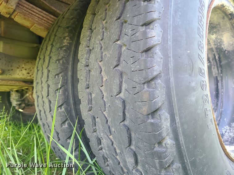 image for item DC6064 2002 Ford F350 Super Duty XL  flatbed pickup truck