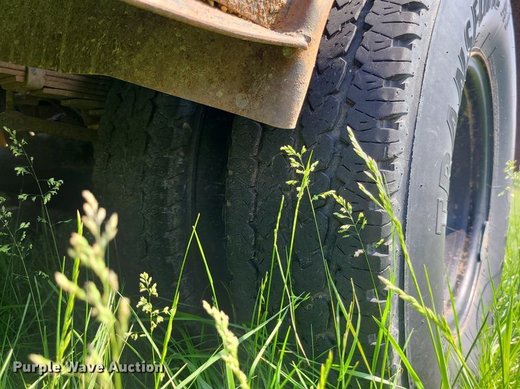 image for item DC6064 2002 Ford F350 Super Duty XL  flatbed pickup truck