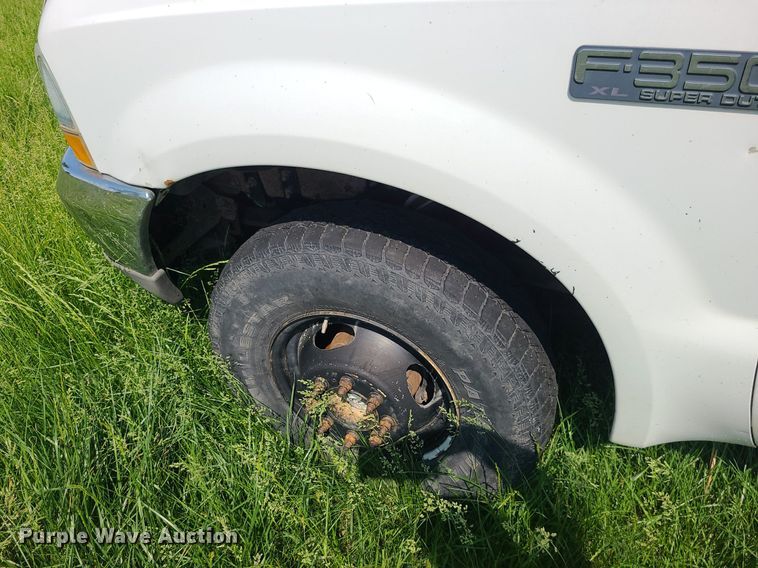 image for item DC6064 2002 Ford F350 Super Duty XL  flatbed pickup truck