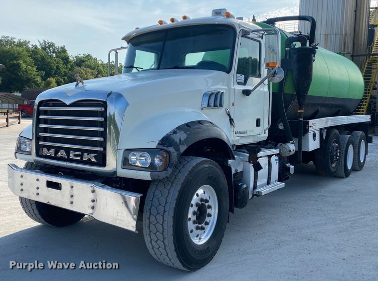 image for item DI7771 2013 Mack GU713  vacuum truck