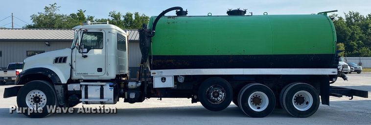 image for item DI7771 2013 Mack GU713  vacuum truck