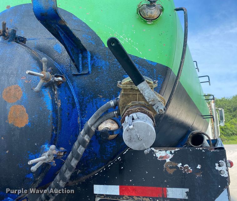 image for item DI7771 2013 Mack GU713  vacuum truck