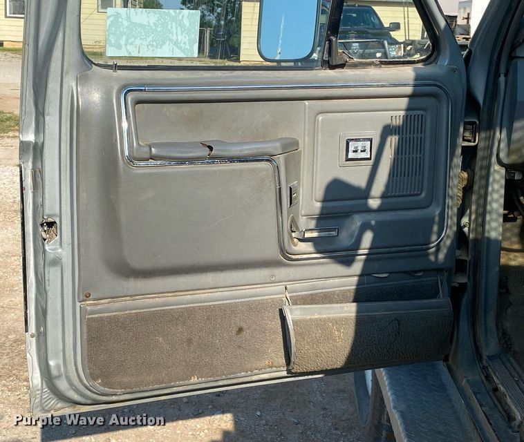 image for item DI7810 1986 Ford F250  bale bed pickup truck