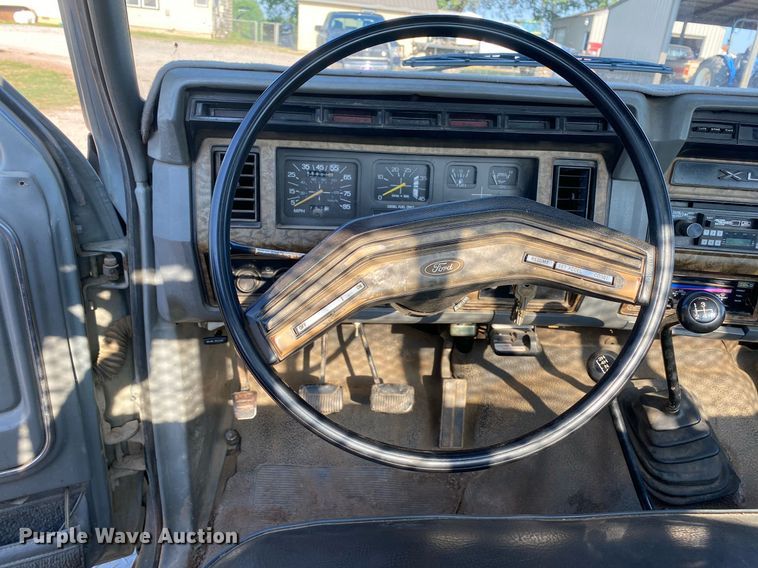 image for item DI7810 1986 Ford F250  bale bed pickup truck