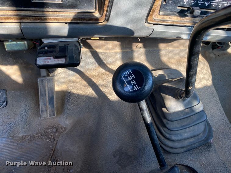 image for item DI7810 1986 Ford F250  bale bed pickup truck