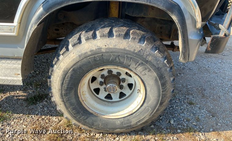 image for item DI7810 1986 Ford F250  bale bed pickup truck