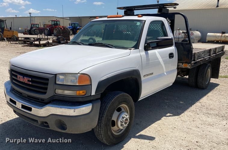 image for item DJ6162 2005 GMC Sierra 3500  flatbed pickup truck