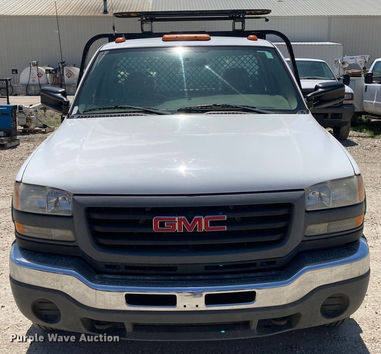 image for item DJ6162 2005 GMC Sierra 3500  flatbed pickup truck