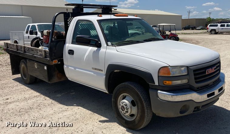 image for item DJ6162 2005 GMC Sierra 3500  flatbed pickup truck