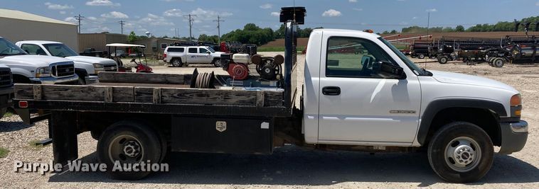 image for item DJ6162 2005 GMC Sierra 3500  flatbed pickup truck