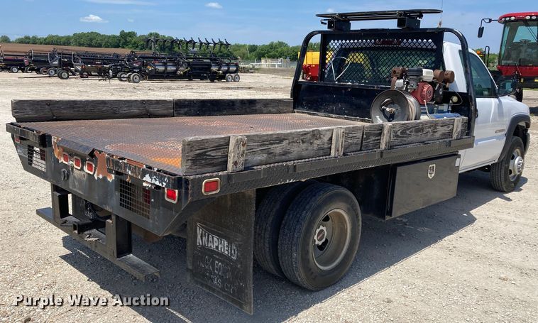 image for item DJ6162 2005 GMC Sierra 3500  flatbed pickup truck