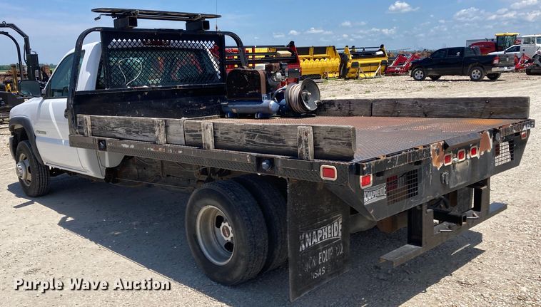 image for item DJ6162 2005 GMC Sierra 3500  flatbed pickup truck